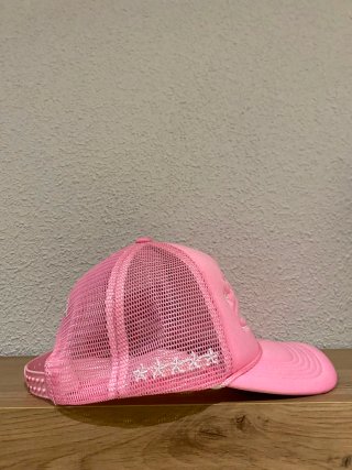 Gorra rosa con estrellas y diseño