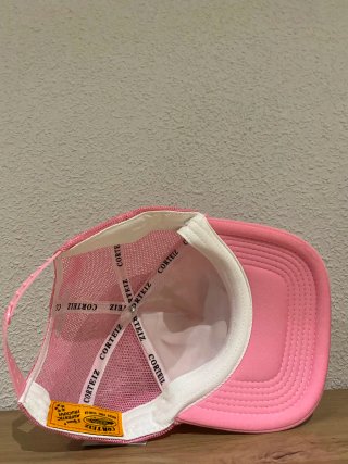Gorra rosa con estrellas y diseño