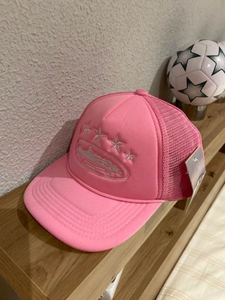 Gorra rosa con estrellas y diseño