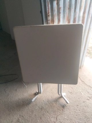 Mesa plegable gris y plateada