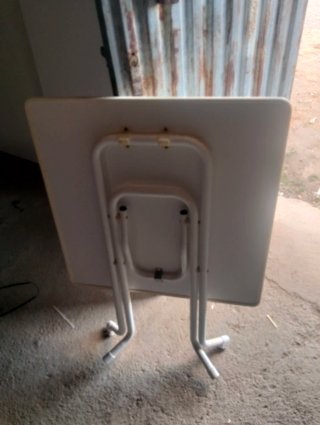 Mesa plegable gris y plateada