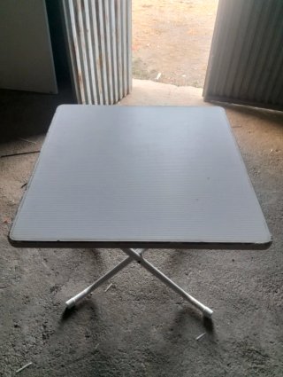 Mesa plegable gris y plateada
