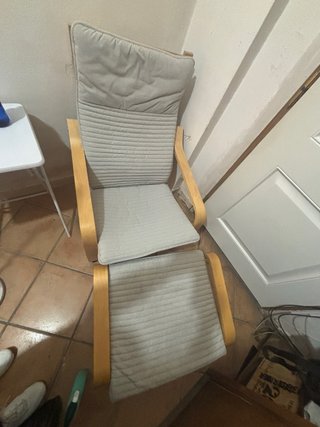 Sillón Poäng con reposapiés gris