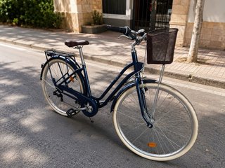 Bicicleta de paseo azul con cesta