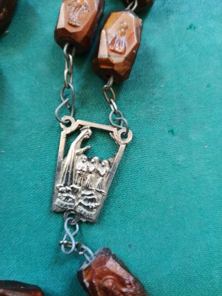 Rosario de madera con crucifijo