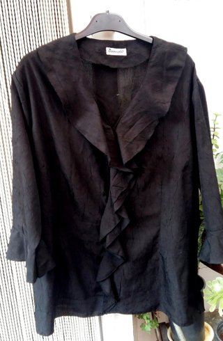 Camisa negra manga 3/4 volantes T 44