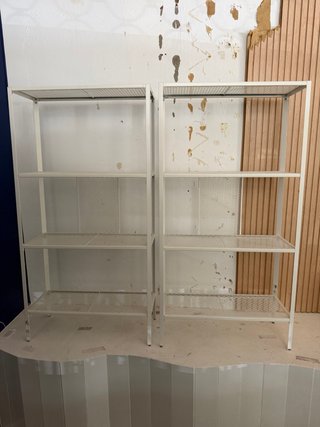 Estanterías metálicas blancas