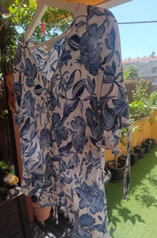 Blusa ligera, estamp. floral, azul y blanca t. 46