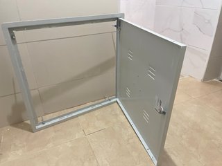 Puerta metálica exterior para luz