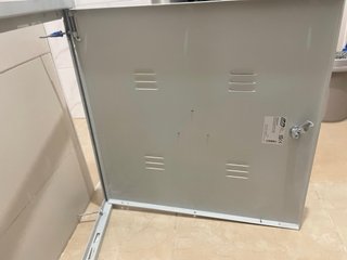 Puerta metálica exterior para luz