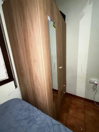Ropero de madera con espejo cajonera
