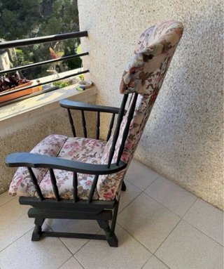 Mecedora antigua de madera y tela floral