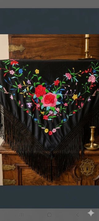 Manton negro bordado flores