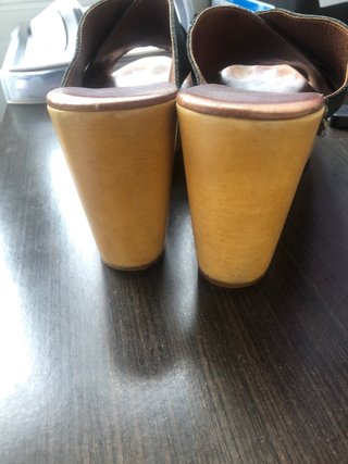 Zuecos de tacón negros y madera