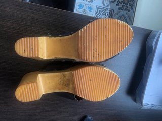Zuecos de tacón negros y madera