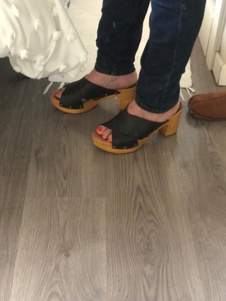 Zuecos de tacón negros y madera