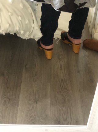 Zuecos de tacón negros y madera