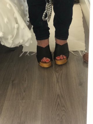 Zuecos de tacón negros y madera
