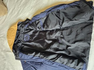 Chaqueta acolchada azul y marrón