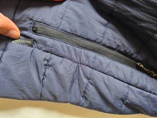 Chaqueta acolchada azul y marrón
