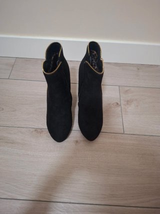 Botines de ante negro con cremallera dorada