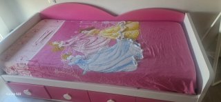 Cama infantil con cajones y estantería