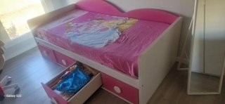 Cama infantil con cajones y estantería