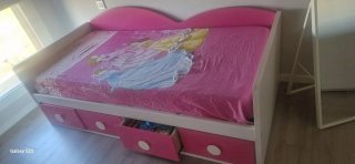 Cama infantil con cajones y estantería