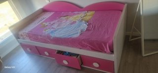 Cama infantil con cajones y estantería