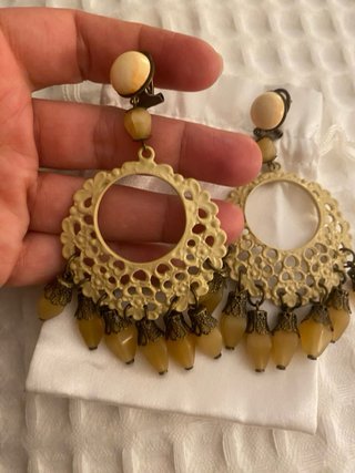Pendientes grandes dorados estilo feria