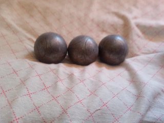 3 palline da bocce con design a griglia