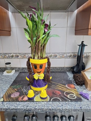 Maceteros decorados niña morado y amarillo