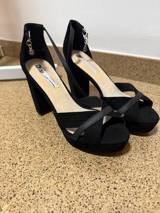 Tacones negros altos con plataforma