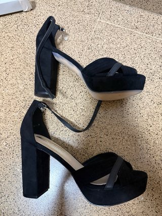 Tacones negros altos con plataforma
