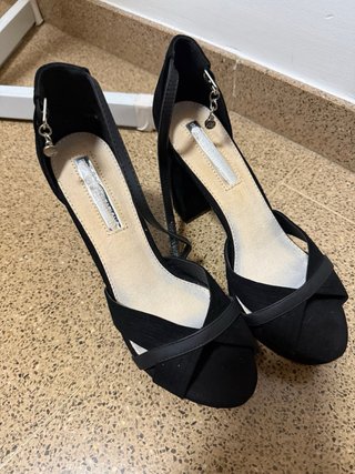 Tacones negros altos con plataforma