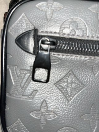 Bandolera Louis Vuitton Gris y Negra