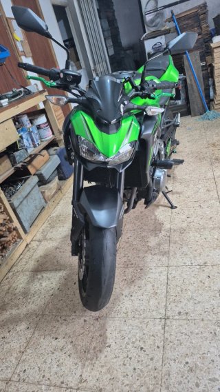 Kawasaki Z900 Negra y Verde