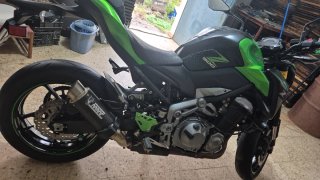 Kawasaki Z900 Negra y Verde
