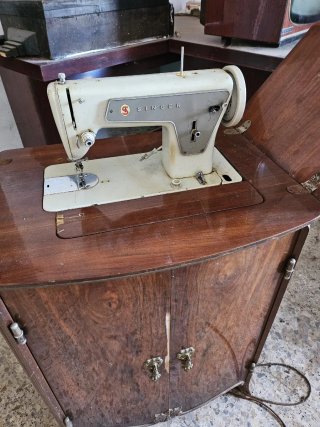 Máquina de coser Singer con mueble