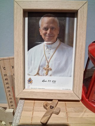 Foto Papa Leo XIV con firma oficial
