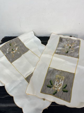 Centrotavola ricamato oro e bianco