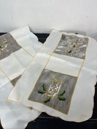 Centrotavola ricamato oro e bianco