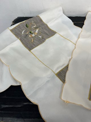 Centrotavola ricamato oro e bianco