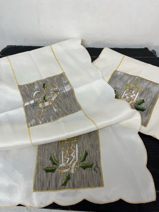 Centrotavola ricamato oro e bianco