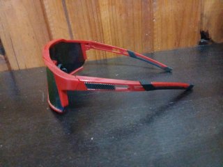 Gafas de sol rojas deportivas