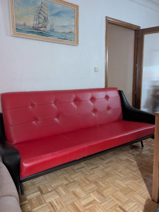 Sofá de piel rojo y negro