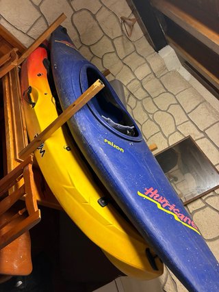 Kayak azul y amarillo