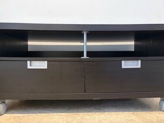 Mueble TV con ruedas