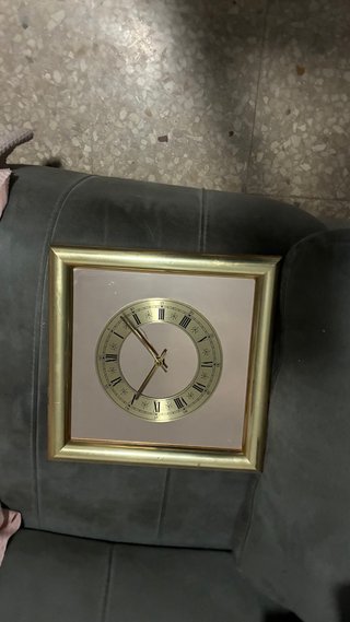 Reloj de pared dorado con marco