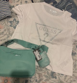 Conjunto Guess Camiseta Blanca y Bolso Teal